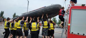 帶上沖鋒舟，大家一起風(fēng)雨同舟！